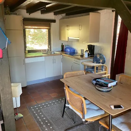 Tiny Chalet With Sunny Terrace בקתה