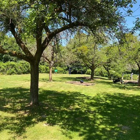 Tiny Chalet With Sunny Terrace בקתה