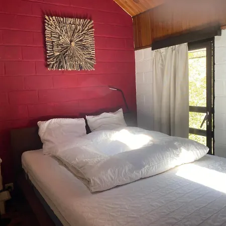 Tiny Chalet With Sunny Terrace בקתה